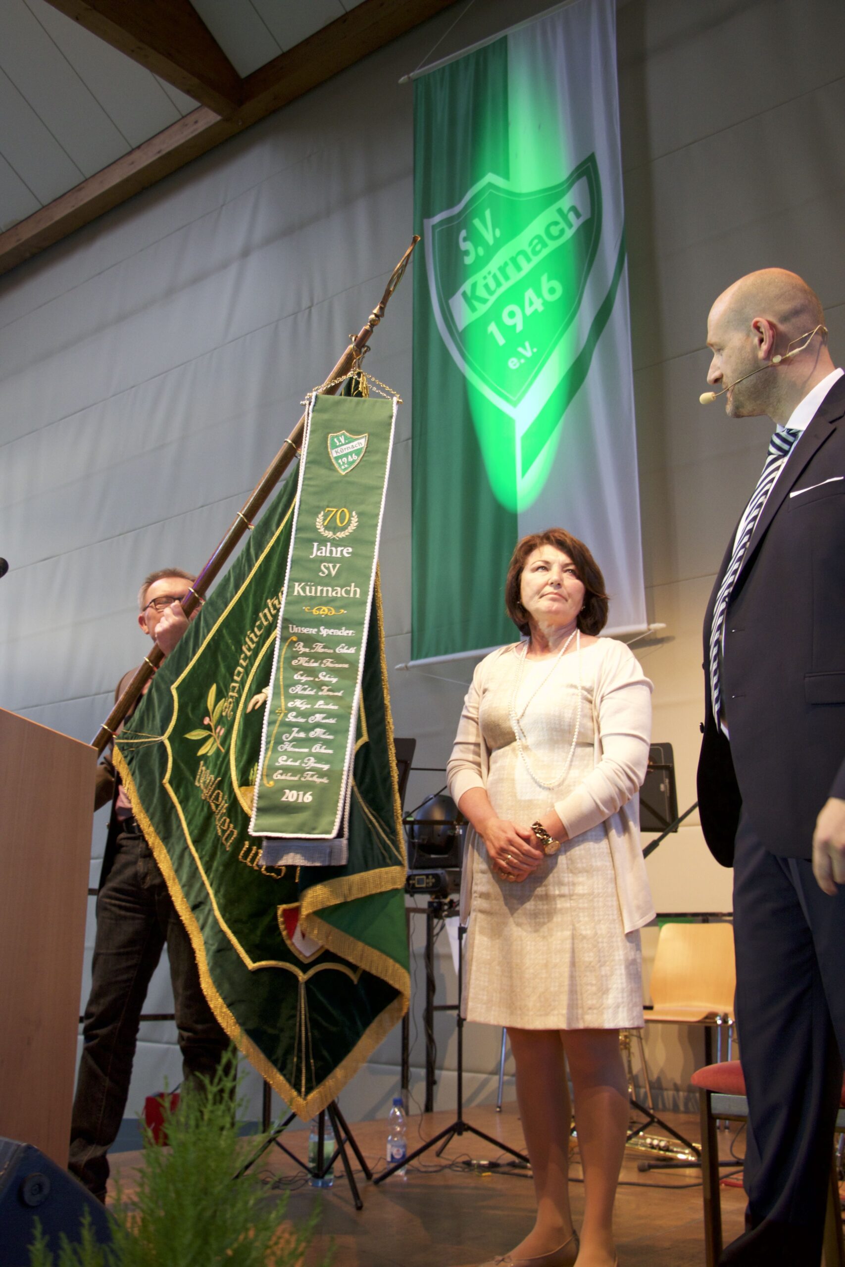 Frau Helga Ländner und Stefan Reichwein bei der Einweihung des Fahnenbandes Foto: Matthias Demel